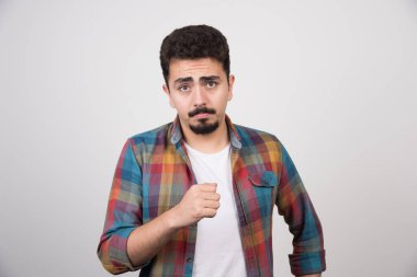 Kameraya bakıp yumruğunu gösteren şüpheli bir adam. Yüksek kalite fotoğraf