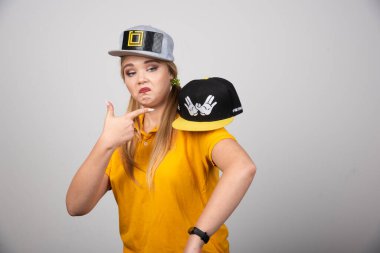 Şapkayı gösteren güzel bir kadın portresi. Yüksek kalite fotoğraf