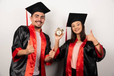 Beyaz arka planda duran önlüklü mutlu öğrenciler. Yüksek kalite fotoğraf