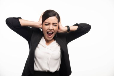 Beyaz arka planda çığlık atan kadın çalışan. Yüksek kalite fotoğraf