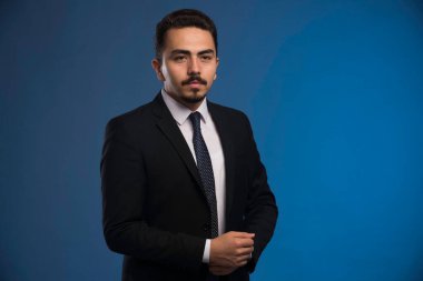 Siyah takım elbiseli, kravatlı bir iş adamı. Yüksek kalite fotoğraf