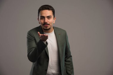 Kıyafet yönetmeliğinde öpüşen bir iş adamı. Yüksek kalite fotoğraf