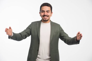 Kıyafet yönetmeliğindeki bir işadamı olumlu bir şekilde bir şeyi tartışıyor. Yüksek kalite fotoğraf