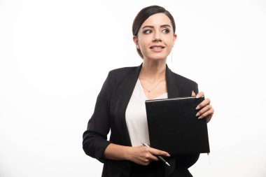 Beyaz arka planda duran genç bir çalışan. Yüksek kalite fotoğraf