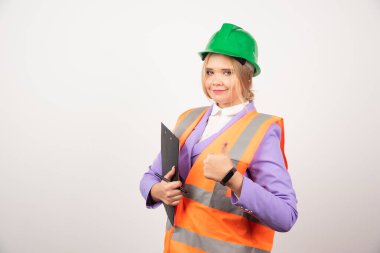 Beyaz arka planda parmak gösteren panosu olan bir kadın müteahhit. Yüksek kalite fotoğraf