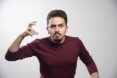 Genç esmer bir adam ayakta ve yüksek kalite fotoğraf çekiyor.