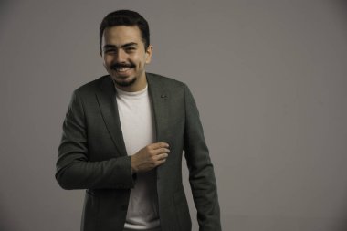 Gri ceketli ve gülümseyen bir iş adamı. Yüksek kalite fotoğraf