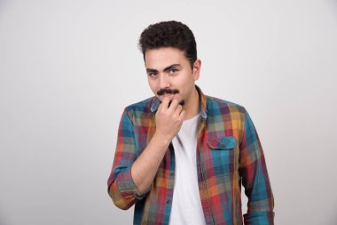 Düşünceli adam. Fikir yarat. Bilgi afişi. Yüksek kalite fotoğraf