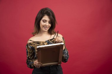 Ressam kız tuvaline bakıyor ve olumlu düşünüyor. Yüksek kalite fotoğraf