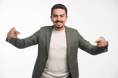 Kıyafet yönetmeliğinde kendini gösteren bir iş adamı. Yüksek kalite fotoğraf