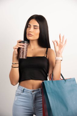 Siyah bluzlu esmer kadın kahve kokuyor. Yüksek kalite fotoğraf