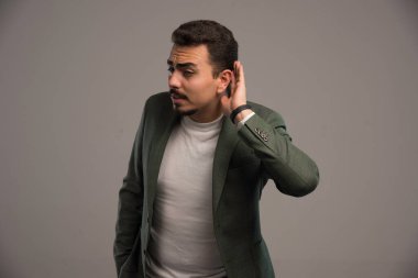 Kıyafet yönetmeliğindeki bir işadamı hiçbir şey duyamaz. Yüksek kalite fotoğraf