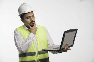 Elinde dizüstü bilgisayarla konuşan üniformalı bir mühendis. Yüksek kalite fotoğraf