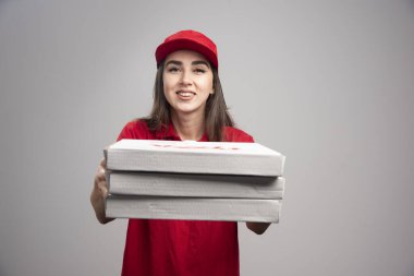 Teslimatçı kadın pizza siparişlerini dağıtıyor. Yüksek kalite fotoğraf