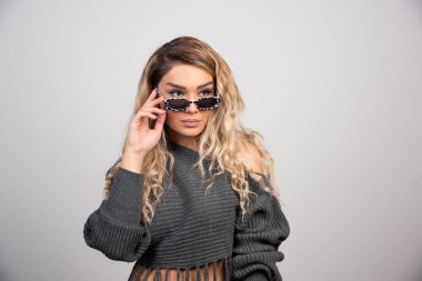 Gözlüklü genç bir kadın kendi tarafına bakıyor. Yüksek kalite fotoğraf