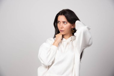 Ayakta duran ve poz veren güzel bir genç kadının portresi. Yüksek kalite fotoğraf