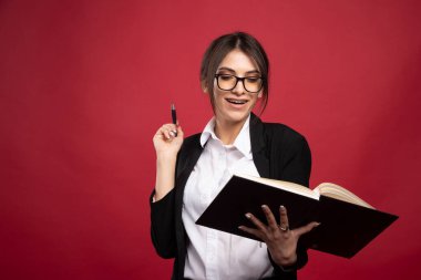 Gözlüklü genç bir çalışan kitap okuyor. Yüksek kalite fotoğraf