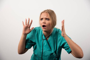 Sorunlu genç doktor beyaz arka planda sinir krizi geçiriyor. Yüksek kalite fotoğraf