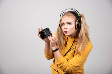 Kulaklıklı, saati olan güzel bir kadın. Yüksek kalite fotoğraf