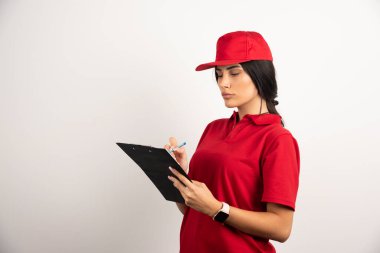 Beyaz arka planda panoya kadın kurye yazısı. Yüksek kalite fotoğraf