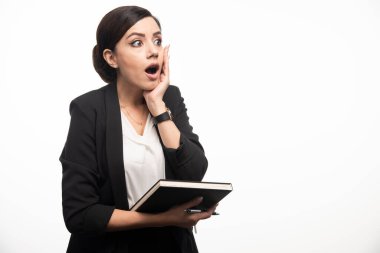 Esmer iş kadını beyaz arka planda defterle poz veriyor. Yüksek kalite fotoğraf