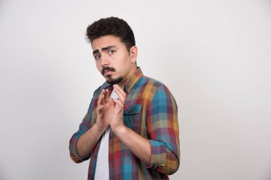 Bir şeyden kaçınmak için düşünceli bir davranış. Yüksek kalite fotoğraf