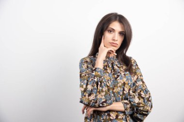 Beyaz arka planda poz veren güzel esmer kadın. Yüksek kalite fotoğraf