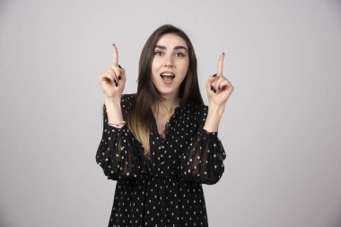 Tarz sahibi, çekici, uzun saçlı bir kızın portresi. Yüksek kalite fotoğraf