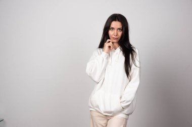 Ayakta duran ve kameraya bakan güzel bir genç kadının portresi. Yüksek kalite fotoğraf