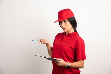 Elinde dosya olan bir kadın kurye emirlerini bekliyor. Yüksek kalite fotoğraf