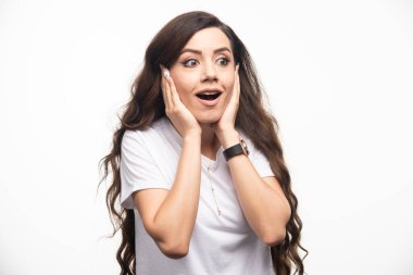 Beyaz gömlekli çekici kadın şaşırdı. Yüksek kalite fotoğraf