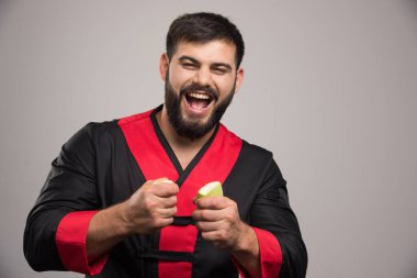 Pozitif adam elinde iki dilim kabak tutuyor. Yüksek kalite fotoğraf