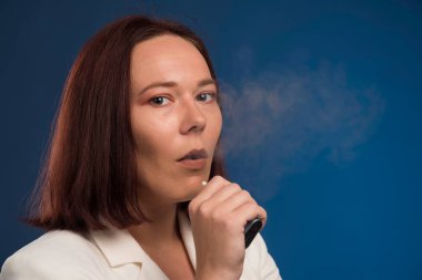 Beyaz ceketli genç kız poz veriyor. Yüksek kalite fotoğraf