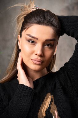 Kameraya bakıp poz veren genç bir kadının portresi. Yüksek kalite fotoğraf