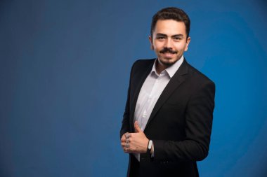Siyah takım elbiseli iş adamı parmak kaldırıyor. Yüksek kalite fotoğraf