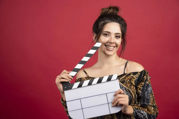 Chica Morena Sosteniendo Tablero Aplausos Blanco Para Producción Películas Sobre —  Fotos de Stock