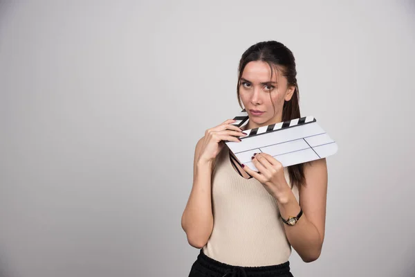 Beautiful Woman Posing Clapperboard Gray Background High Quality Photo — Stock Photo, Image