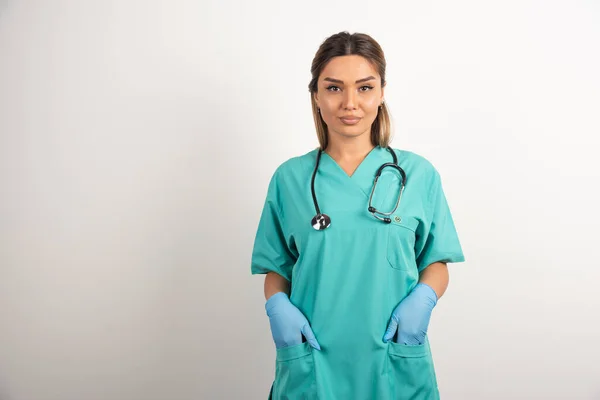 Enfermera Joven Posando Vestida Con Bata Médica Foto Alta Calidad — Foto de Stock