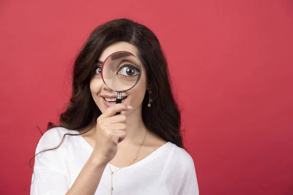 Jovem Mulher Olhando Para Câmera Com Lupa Foto Alta Qualidade — Fotografia de Stock