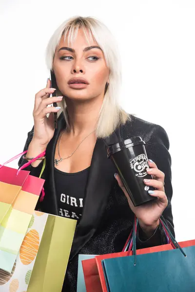 Jovem Mulher Conversando Com Telefone Enquanto Segurando Sacos Compras Xícara — Fotografia de Stock