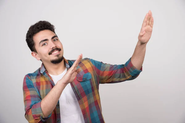 Jovem Sorrindo Cara Gesticulando Liberdade Diversão Foto Alta Qualidade — Fotografia de Stock