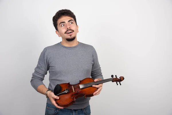 Músico Segurando Seu Violino Pensando Sobre Próxima Peça Para Tocar — Fotografia de Stock