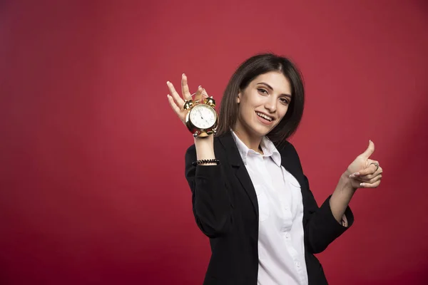 Joven Empresaria Sosteniendo Reloj Dando Pulgares Hacia Arriba Foto Alta —  Fotos de Stock