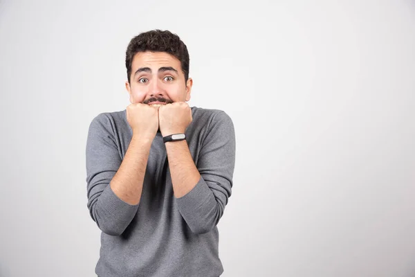 Joven Con Bigote Asustado Poniendo Las Manos Boca Foto Alta —  Fotos de Stock