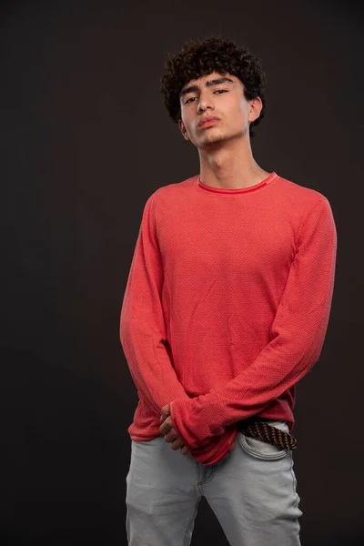 Young Model Red Shirt Posing Putting Hands Together High Quality — Stock Photo, Image