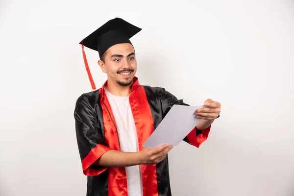 Fiatal Végzős Diák Aki Boldogan Nézi Diplomát Fehér Háttérrel Kiváló — Stock Fotó