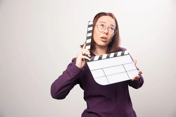 Jonge Vrouw Poserend Met Een Bioscooptape Een Witte Achtergrond Hoge — Stockfoto