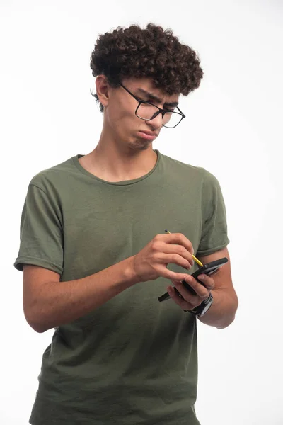 Chico Joven Con Mensaje Escritura Peinado Rizado Foto Alta Calidad — Foto de Stock