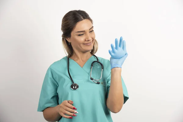 Doctora Con Estetoscopio Con Guantes Látex Sobre Fondo Blanco Foto — Foto de Stock