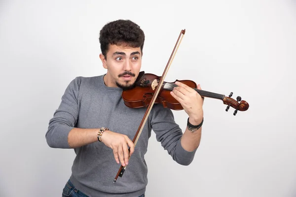 Musiker Spielt Geige Und Sieht Inspiriert Und Positiv Aus Hochwertiges — Stockfoto